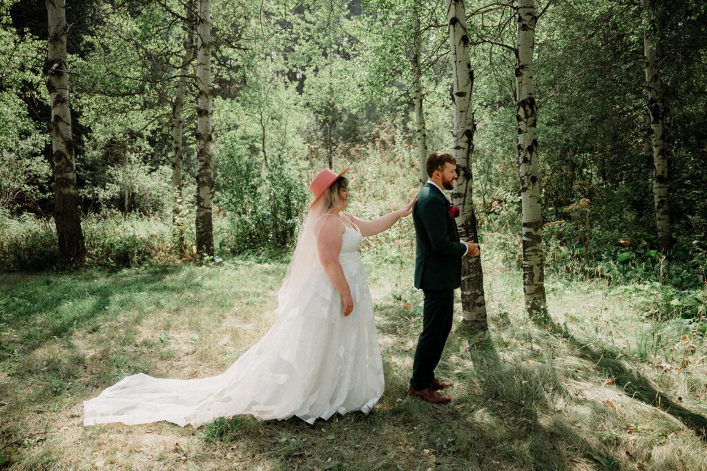 A fun non-traditional wedding in Bozeman with flower baskets, pizza, a “gaggle” wedding party, and sunset photos. See how this couple rewrote the rules.