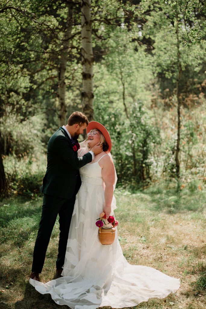 A fun non-traditional wedding in Bozeman with flower baskets, pizza, a “gaggle” wedding party, and sunset photos. See how this couple rewrote the rules.