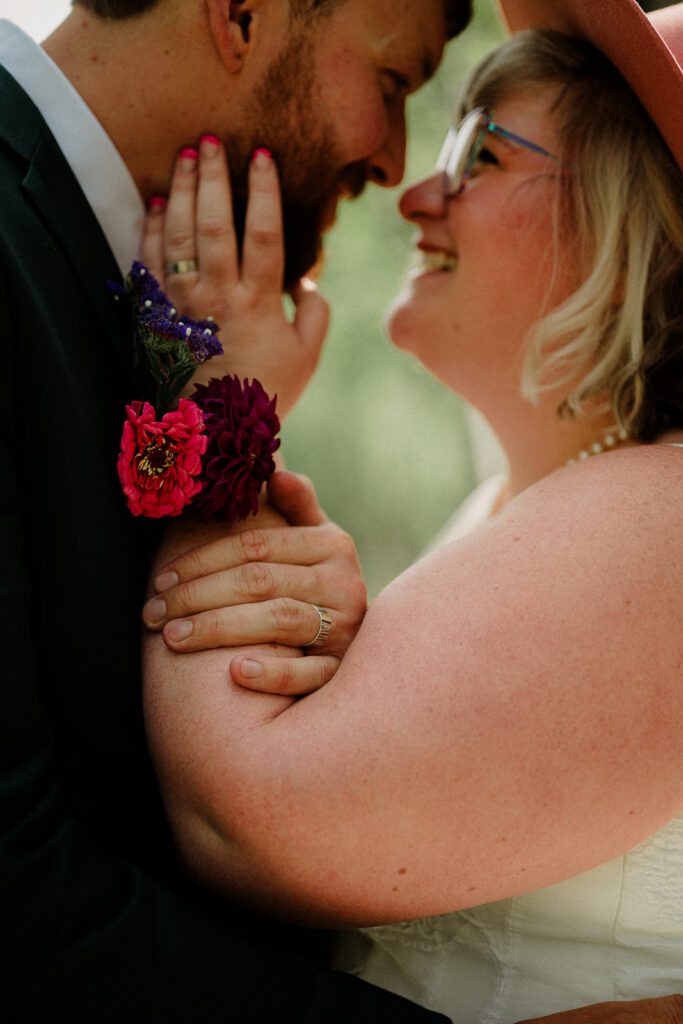 A fun non-traditional wedding in Bozeman with flower baskets, pizza, a “gaggle” wedding party, and sunset photos. See how this couple rewrote the rules.