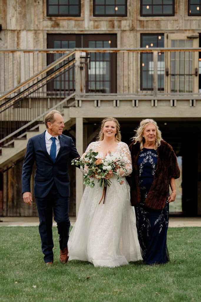 See this Bozeman wedding at Firelight Farm featuring heartfelt moments, joyful laughter, and a couple whose love shines in every photo.