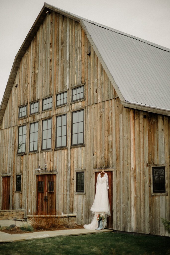 See this Bozeman wedding at Firelight Farm featuring heartfelt moments, joyful laughter, and a couple whose love shines in every photo.