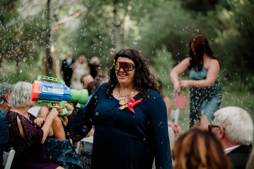 A fun non-traditional wedding in Bozeman with flower baskets, pizza, a “gaggle” wedding party, and sunset photos. See how this couple rewrote the rules.