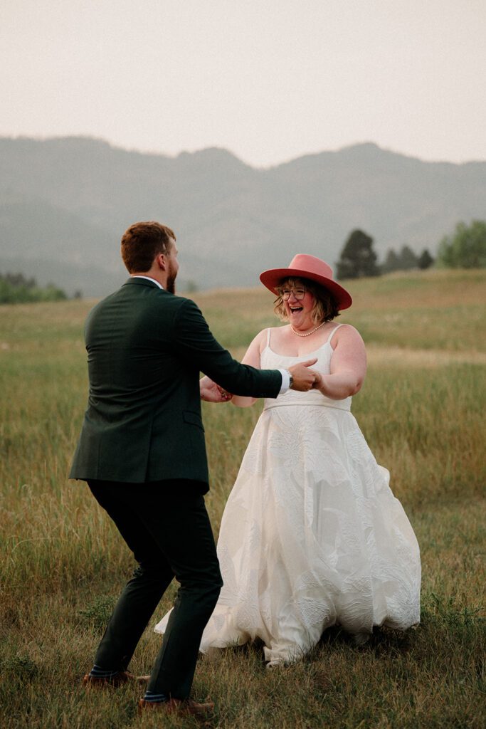 A fun non-traditional wedding in Bozeman with flower baskets, pizza, a “gaggle” wedding party, and sunset photos. See how this couple rewrote the rules.