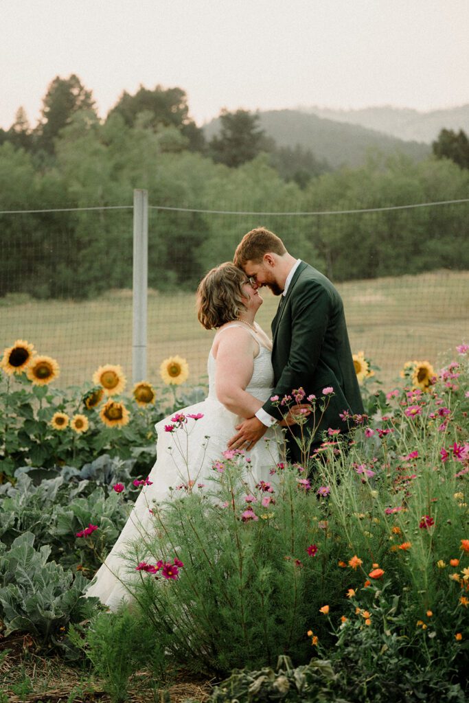 A fun non-traditional wedding in Bozeman with flower baskets, pizza, a “gaggle” wedding party, and sunset photos. See how this couple rewrote the rules.