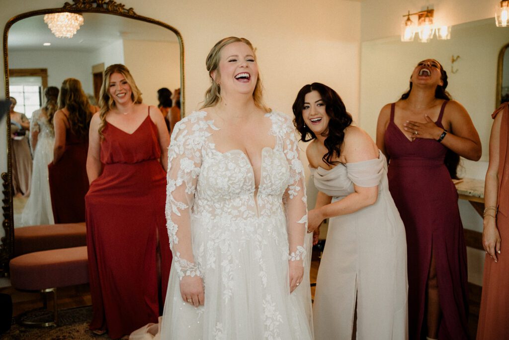 See this Bozeman wedding at Firelight Farm featuring heartfelt moments, joyful laughter, and a couple whose love shines in every photo.