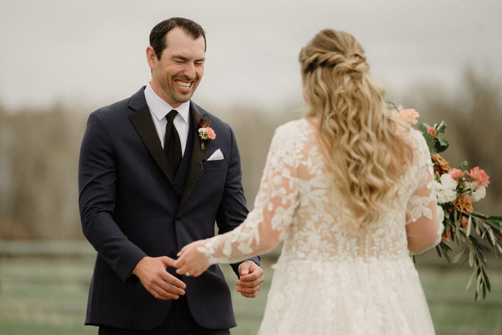 See this Bozeman wedding at Firelight Farm featuring heartfelt moments, joyful laughter, and a couple whose love shines in every photo.