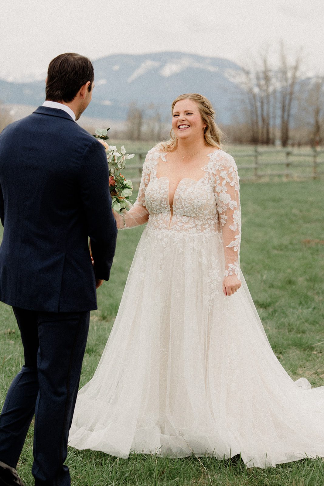 See this Bozeman wedding at Firelight Farm featuring heartfelt moments, joyful laughter, and a couple whose love shines in every photo.