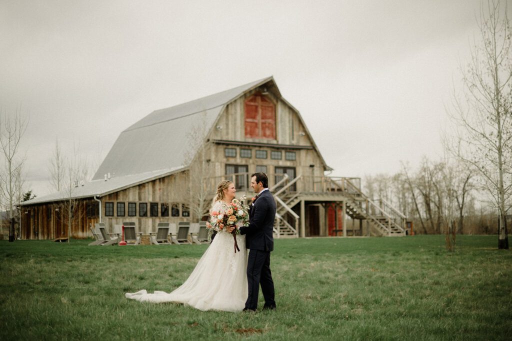 See this Bozeman wedding at Firelight Farm featuring heartfelt moments, joyful laughter, and a couple whose love shines in every photo.