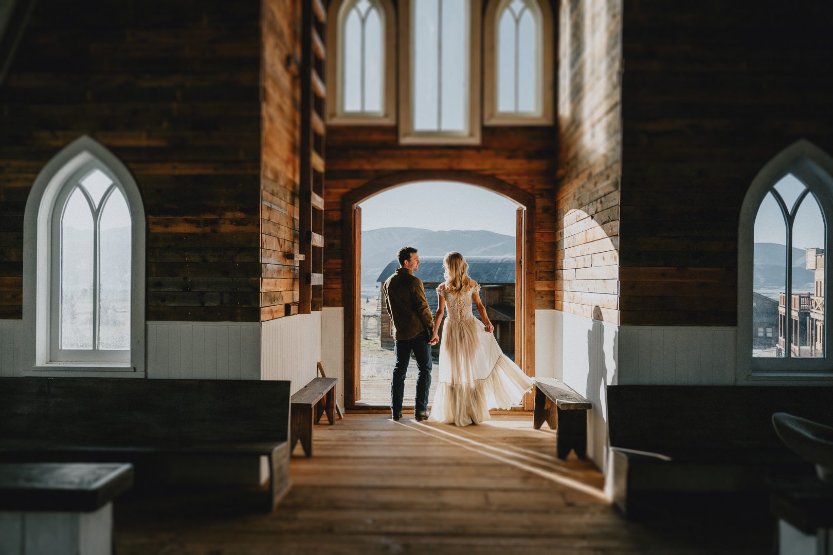 Bozeman engagement session at Yellowstone Film Ranch in Paradise Valley, Montana. Western photo ideas, outfit inspo, pricing, and expert tips.