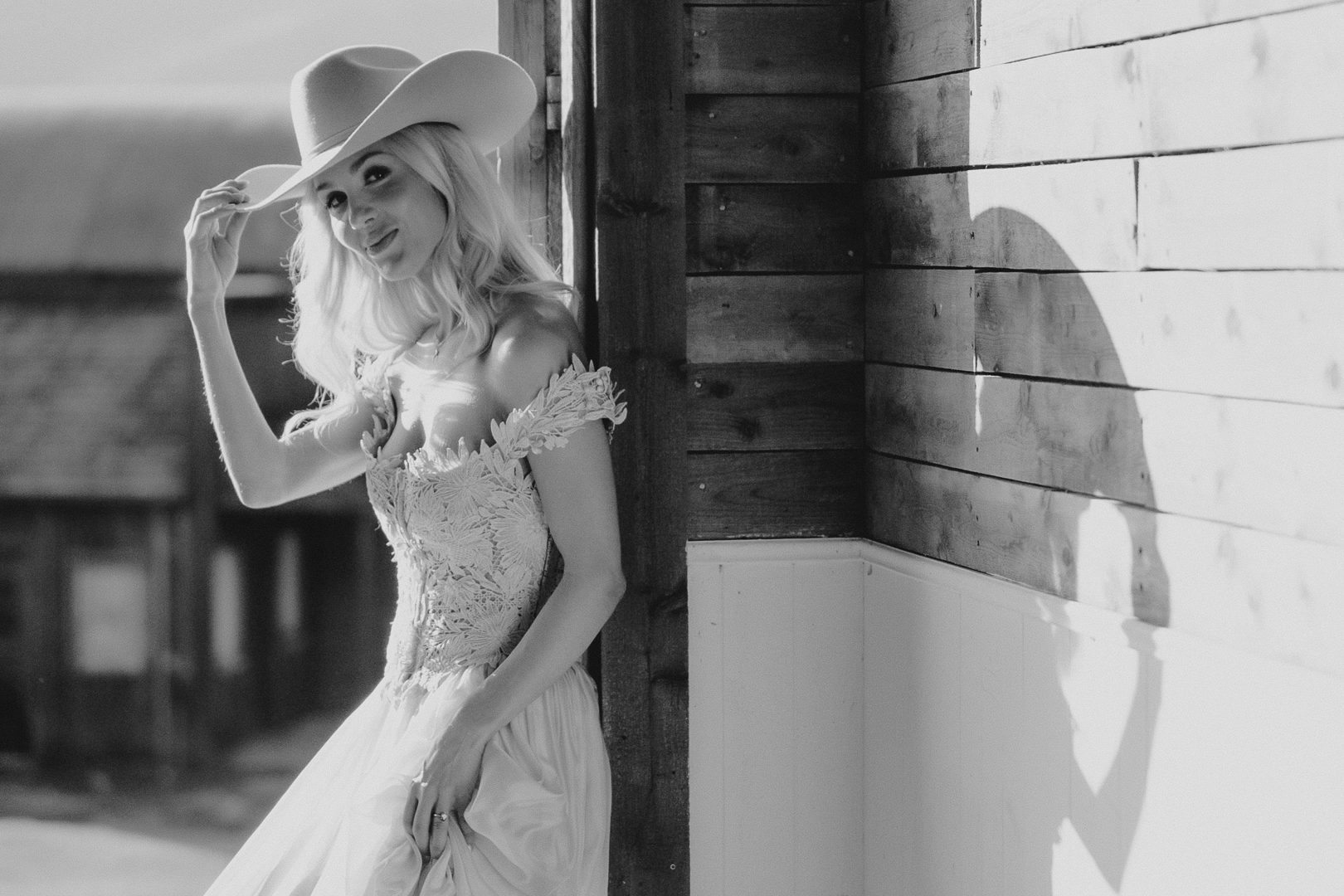 Bozeman engagement session at Yellowstone Film Ranch in Paradise Valley, Montana. Western photo ideas, outfit inspo, pricing, and expert tips.