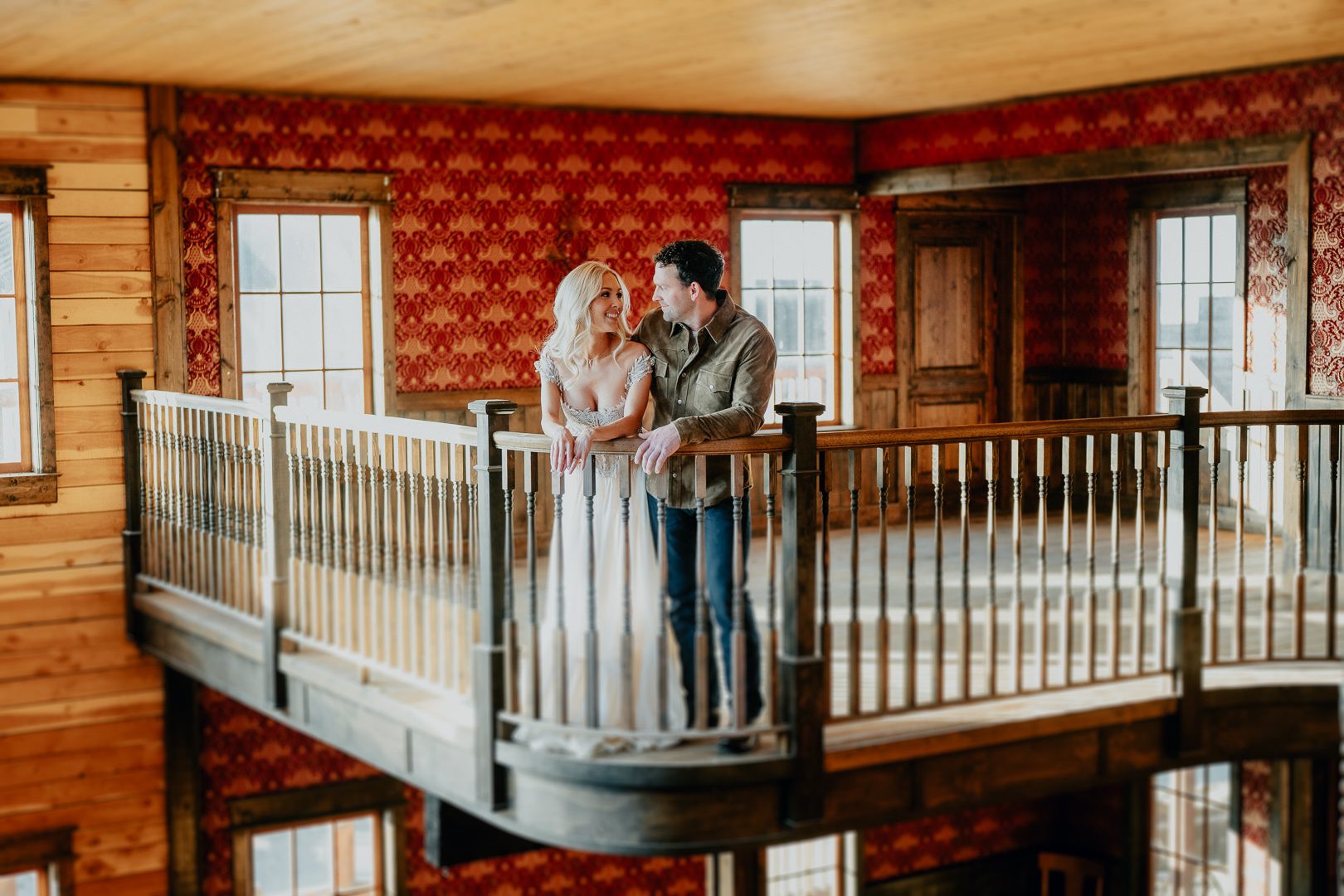 Bozeman engagement session at Yellowstone Film Ranch in Paradise Valley, Montana. Western photo ideas, outfit inspo, pricing, and expert tips.