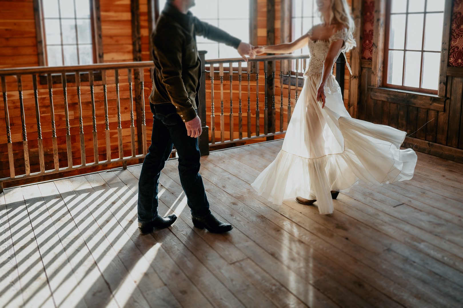 Bozeman engagement session at Yellowstone Film Ranch in Paradise Valley, Montana. Western photo ideas, outfit inspo, pricing, and expert tips.