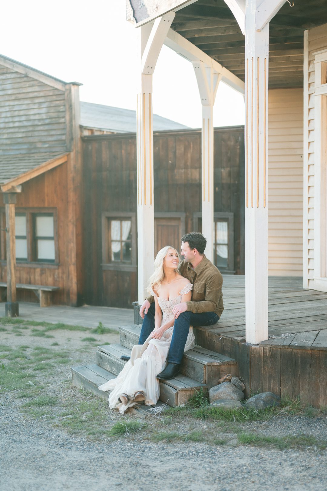 Bozeman engagement session at Yellowstone Film Ranch in Paradise Valley, Montana. Western photo ideas, outfit inspo, pricing, and expert tips.