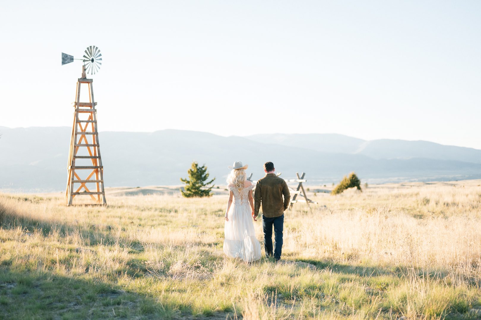 Bozeman engagement session at Yellowstone Film Ranch in Paradise Valley, Montana. Western photo ideas, outfit inspo, pricing, and expert tips.