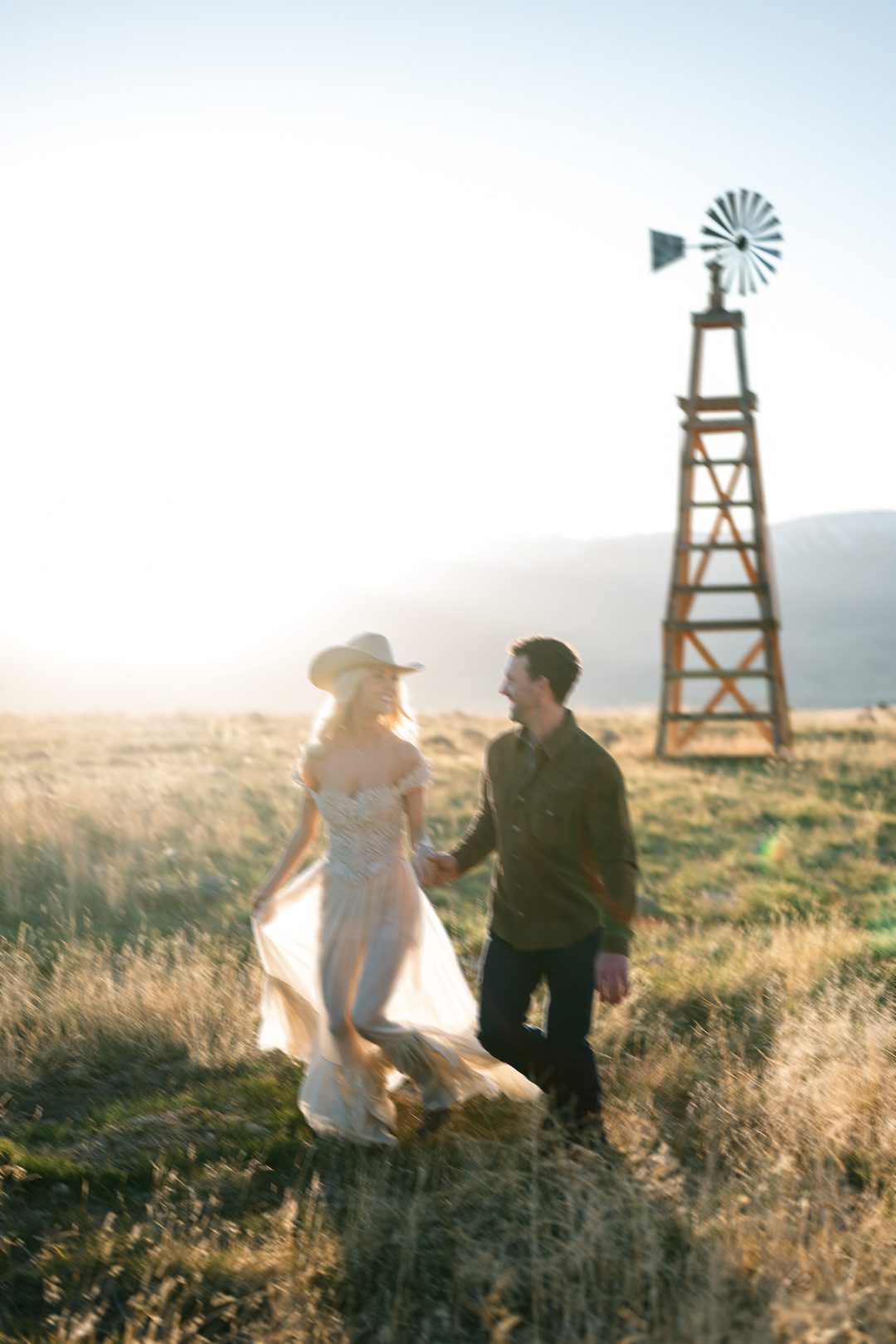 Bozeman engagement session at Yellowstone Film Ranch in Paradise Valley, Montana. Western photo ideas, outfit inspo, pricing, and expert tips.