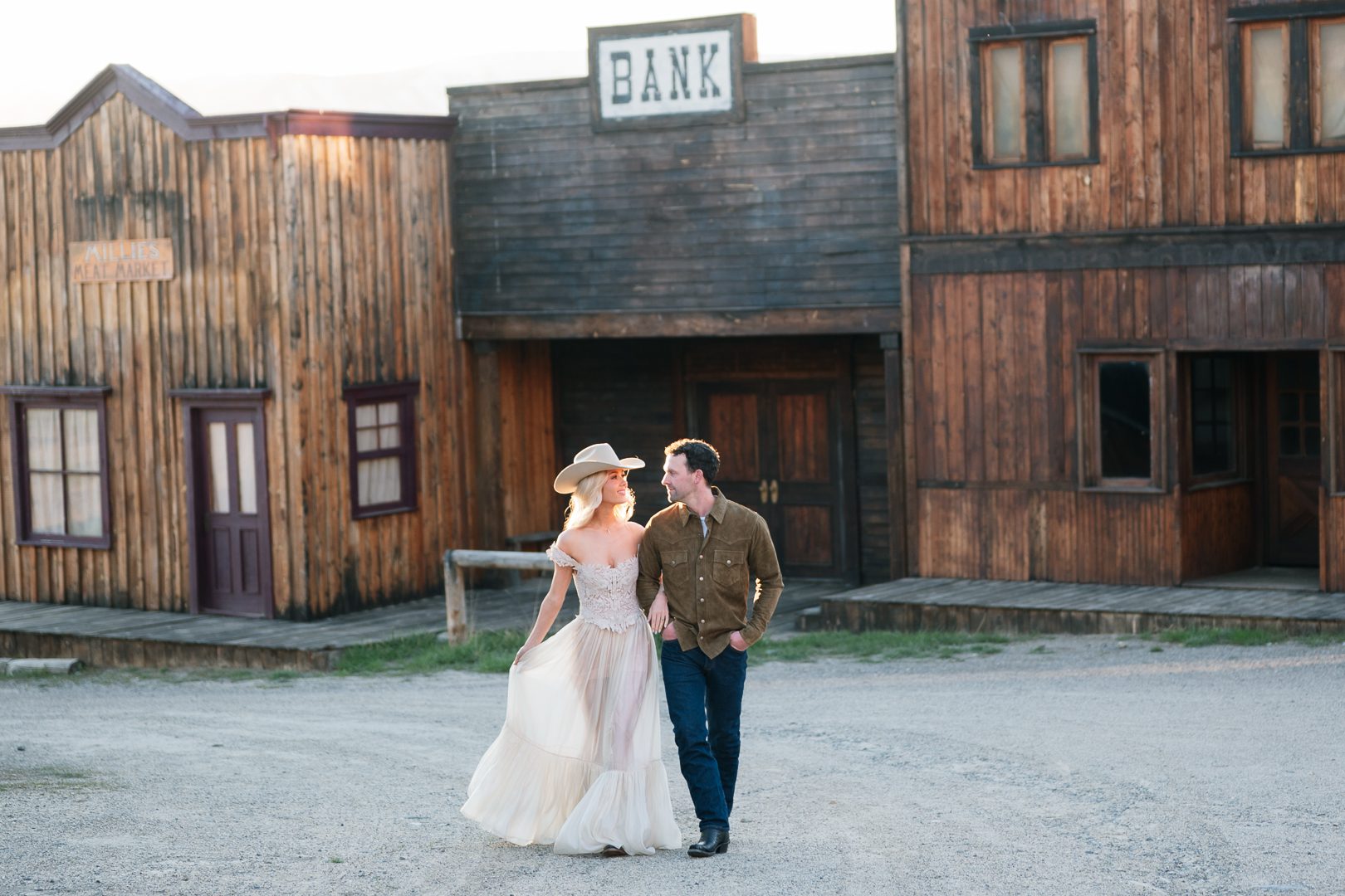 Bozeman engagement session at Yellowstone Film Ranch in Paradise Valley, Montana. Western photo ideas, outfit inspo, pricing, and expert tips.