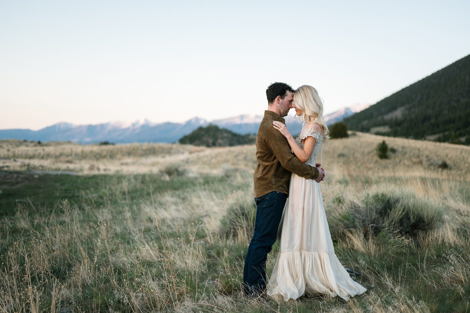 Bozeman engagement session at Yellowstone Film Ranch in Paradise Valley, Montana. Western photo ideas, outfit inspo, pricing, and expert tips.